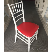 Cadeira de Tiffany Chiavari de empilhamento de resina branca com almofada vermelha